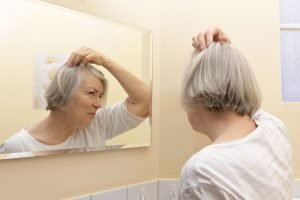 Die häufigste Ursache von Haarausfall bei Frauen ist erblich bedingt.