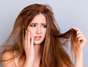 Für trockene Haare gibt es verschiedene Ursachen.