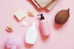 Beim Shampoo für trockene Haut kommt es auf die Inhaltsstoffe an.