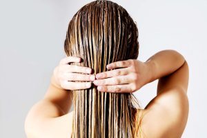 Eine Feuchtigkeitshaarkur lässt sich in die gesamte Haarlänge oder nur in die Spitzen einmassieren.