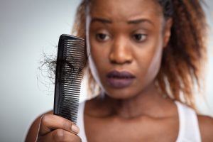 Wenn Du unter starkem Haarausfall leidest, werden die Vorteile der Haarwuchsmittel überwiegen.