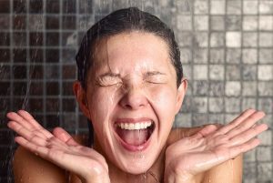 Bei dem No-poo-Trend werden die Haare nur mit Wasser gewaschen. Weder Shampoos noch sonstige Styling-Produkte für das Haar kommen zur Anwendung.