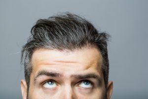 Eine Haarkur selbst machen kann grauen Haaren entgegenwirken.