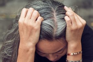 Graue Haare durch Stress bei einer Frau