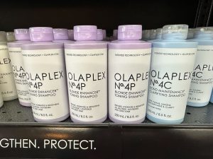 Das Olaplex-Shampoo wirkt im Inneren der Haare.
