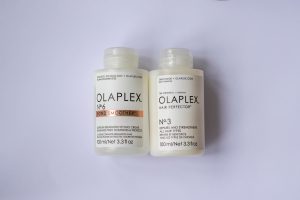Olaplex 3 ist eine Haarkur, die sich speziell für geschädigtes Haar eignet.
