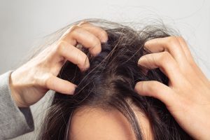 Haaröl ohne Silikone kann sich auch positiv auf trockene Kopfhaut und Spliss auswirken.