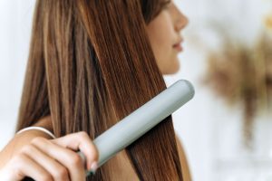 Besprühe Dein Haar mit Hitzeschutzspray, bevor Glätteisen oder Lockenstab zum Einsatz kommen.