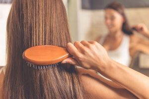 Durch Keratin-Spray lassen sich Deine Haare leichter kämmen.